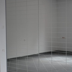 Korjauspeili, jossa on asentoristikko, seinäkiinnitteinen, ilman käsijohteita