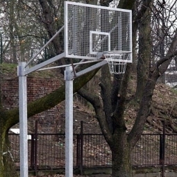 Sarja, jossa on 105x180 cm:n ristikkolauta, kaksijalkainen.