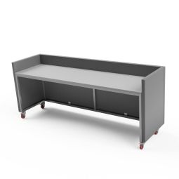 Liikuteltava referee-pöytä, mitat 200 x 72 x 55 cm (LxKxS), neljällä jarrullisella pyörällä varustettuna.