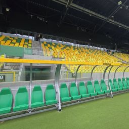 Ohjaamon katon etuprofiilisuojus, valmistettu polyuretaanivaahdosta.