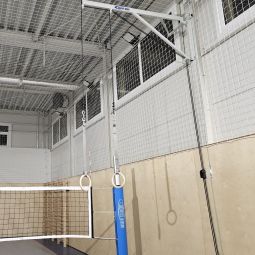 Taitettava seinäkiinnike voimistelupyörien kiinnittämistä varten