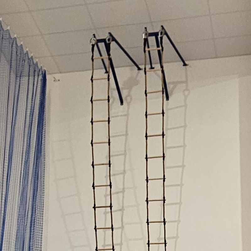 Kiinnike köysitikkaiden kiinnittämistä varten