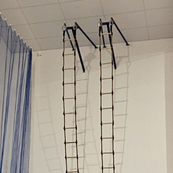 Kiinnike köysitikkaiden kiinnittämistä varten